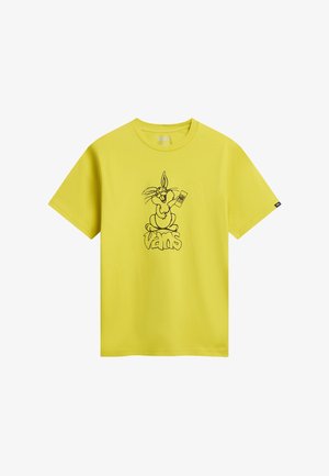 Gul bomulds t-shirt med en sort kontur grafisk illustration af en kanin, der holder en fjernbetjening, med "vans" tekst under kaninens illustration.