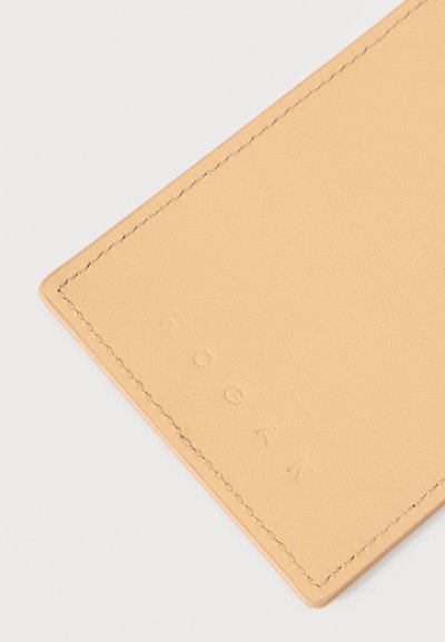 Κάρτα θήκη από δέρμα ταμπά με ορατή ραφή και το όνομα της μάρκας "FOGARI" ανάγλυφο κοντά σε μια άκρη.