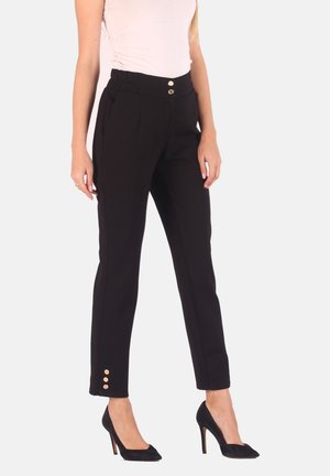 Schwarze taillierte Hose mit hoher Taille, ausgestattet mit zwei goldenen Knöpfen und slim fit. Akzentuiert mit Knopfdetails an den Knöchelbündchen.