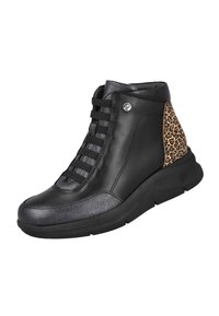 Zapatilla alta de cuero negro con cordones elásticos y detalle de estampado de leopardo en el talón, con suela negra gruesa y pequeño logo metálico.