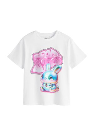 Witte T-shirt met korte mouwen, met een kleurrafische, glanzende afbeelding van een cartoonkonijn en de tekst "Good Vibes" in roze en paars.