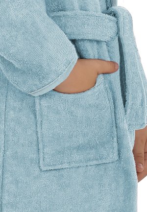 Hand eines Kindes in der Tasche eines hellblauen Frottee-Bademantels mit Gürtel, der an der Taille gebunden ist.