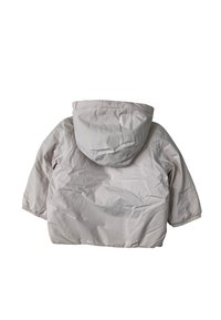 Dunjakke i lysebeige med hætte. Har elastiske manchetter og en glat, let blank tekstur. Enkel, minimalistisk design.