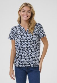 Korte mouwen, v-hals top in zwart met een lichtblauw ruitpatroon. Gemaakt van lichte stof, heeft een relaxte pasvorm en rechte zoom.