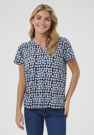 Camiseta de manga corta y escote en V en negro con un patrón de cuadrícula azul claro. Hecha de una tela ligera, presenta un corte relajado y un dobladillo recto.