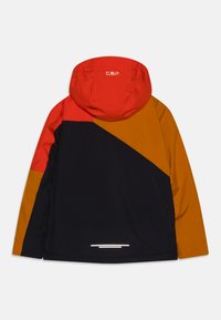 Huvtröja med en färgblockdesign i röd, orange och marinblå, med en reflekterande detalj vid fållen för synlighet. Mjuk textur.