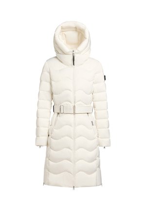Doudoune blanche avec un design matelassé ondulé, col haut, fermeture éclair, ceinture ajustable et poches latérales. Texture lisse et capuche.