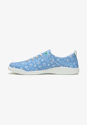 Blauwe stoffen sneaker met een bloemenpatroon, witte rubberen zool, grijze veters en een groene accent aan de achterkant. Geverfde bovenkant.