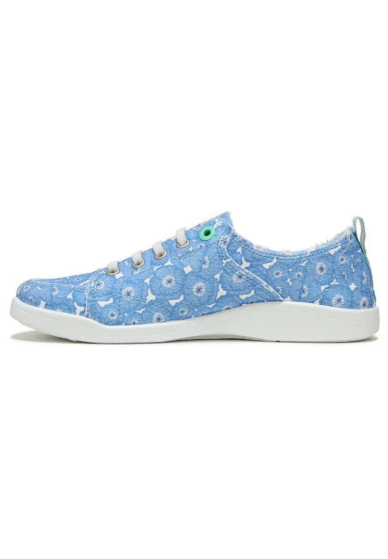 Blauwe stoffen sneaker met een bloemenpatroon, witte rubberen zool, grijze veters en een groene accent aan de achterkant. Geverfde bovenkant.