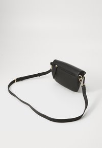 Geantă din piele neagră cu o suprafață texturată, formă rectangulară și accente din metal auriu. Dispune de o curea detasabilă și o margine cu fermoar.