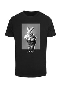 Juodas marškinėliai su grafika, vaizduojančia tatuiruotą ranką, atliekantį gestą, virš ir žemiau esantys žodžiai "MEILĖ" dekoratyviniu šriftu.