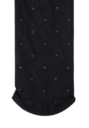 Sorte strikkede sokker med en glat tekstur og spredte sølvprikkede mønstre. Designet inkluderer en rund tå og manchet.