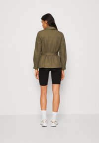 ONLY ONLSAIGE BELT PUFF SHACKET - Nyári dzseki - kalamata