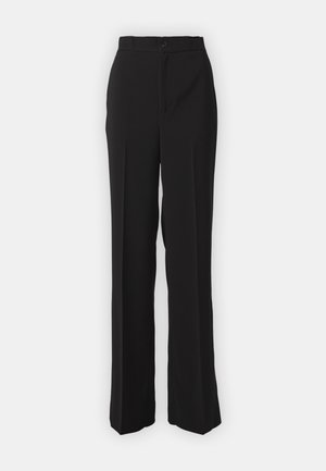 Pantaloni neri su misura con design a gamba dritta, fronte piatto, chiusura con singolo bottone e texture del tessuto liscia.
