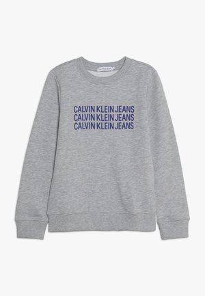 Sweat-shirt gris clair à col rond avec manches longues et « CALVIN KLEIN JEANS » imprimé en bleu, répété trois fois sur le devant.