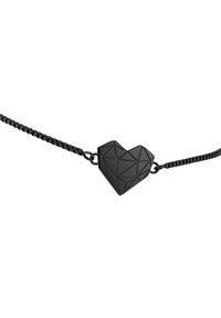 Collana a forma di cuore nera con un design geometrico, caratterizzata da faccette triangolari, attaccata a una catena texture.