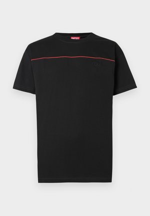 Μαύρο βαμβακερό T-shirt με στρογγυλή λαιμόκοψη, κοντά μανίκια και κόκκινη διακοσμητική γραμμή στο στήθος. Κεντημένο λογότυπο στο εμπρόσθιο μέρος.