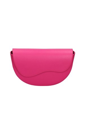 Leuchtend pinke, halbkreisförmige Ledertasche mit wellenförmiger Klappe und sichtbaren Nähten entlang der Kanten.