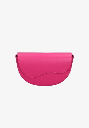 Pochette in pelle semi-circolare di un vivace rosa acceso con chiusura a patta a forma di onda e cuciture visibili lungo i bordi.