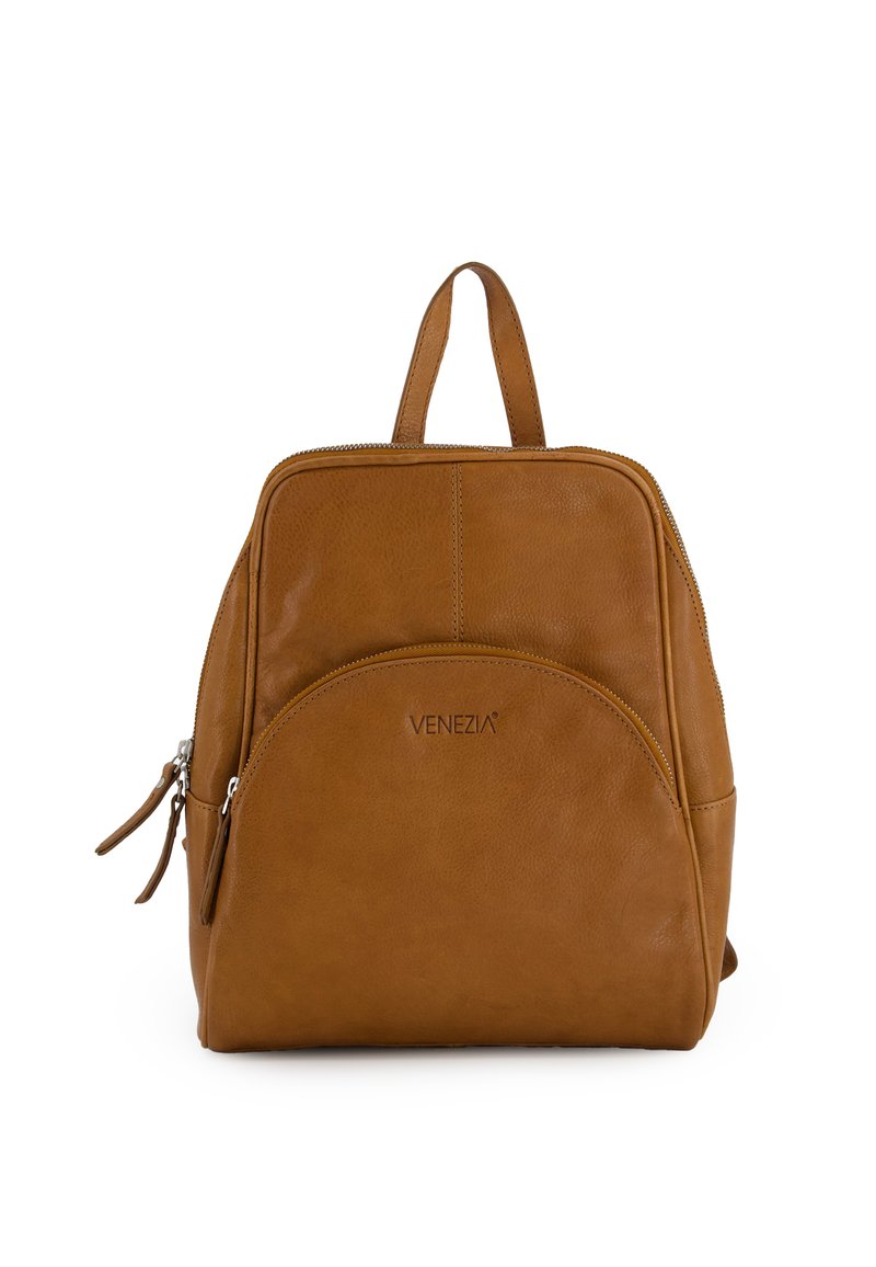 Sac à dos en cuir tan avec une texture lisse, une poche arrondie et des doubles zippers. Présente une poignée supérieure et le logo VENEZIA à l'avant.