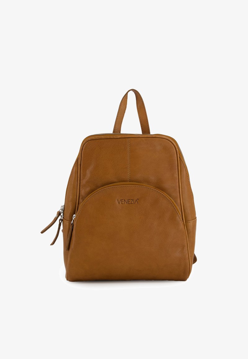 Sac à dos en cuir tan avec une texture lisse, une poche arrondie et des doubles zippers. Présente une poignée supérieure et le logo VENEZIA à l'avant.