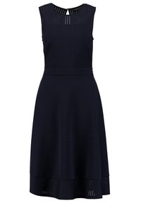 Granatowa sukienka bez rękawów z teksturowanym wzorem, z dopasowanym gorsetem, wyraźnie zarysowaną talią oraz rozkloszowanym dołem z dłuższym tyłem.