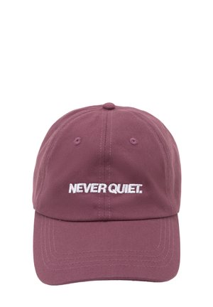 Burgundowa bawełniana czapka z zakrzywionym daszkiem i haftowanym napisem "NEVER QUIET" w kolorze białym. Posiada sześć otworów wentylacyjnych i teksturowaną powierzchnię tkaniny.