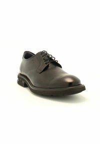 Chaussure habillée en cuir noir avec une texture lisse, un bout arrondi et un design à lacets. Présente une semelle en caoutchouc basse et un détail de marque discret.