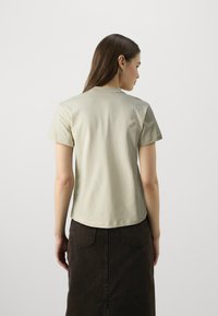 Calvin Klein MULTI LOGO REGULAR T-SHIRT - Basic póló - wood ash