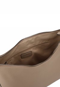 Beige Leder-Clutch mit einem Reißverschluss, ausgestattet mit einem glatten, strukturierten Innenraum und einer kleinen Innentasche mit einem Markenlabel.