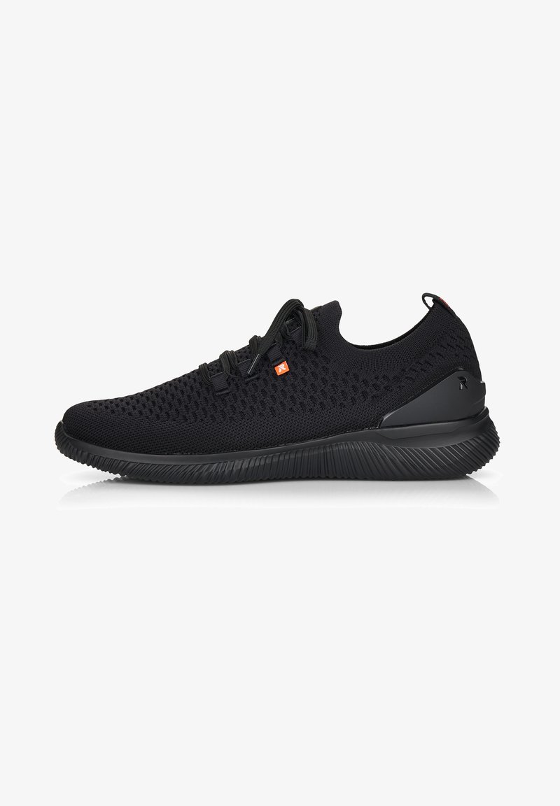 Chaussures de sport noires avec une tige en mesh respirant, surface texturée, lacets élastiques et une semelle en caoutchouc durable avec des motifs de semelle prononcés.