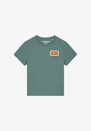 Grünes Baumwoll-T-Shirt mit einem Kassetten-Tape-Grafik in Orange, Blau und Gelb auf der linken Brust. Kurze Ärmel und runder Halsausschnitt.