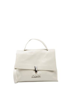 Borsa a mano in pelle bianca con una forma strutturata, patta pieghevole, chiusura con ferrature argentate e marchio impresso sul davanti. Texture liscia.