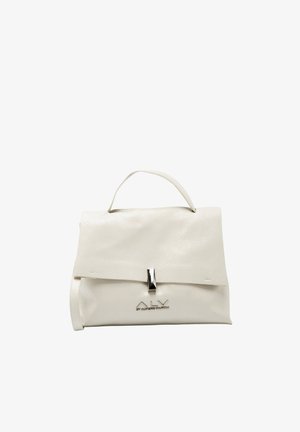 Borsa a mano in pelle bianca con una forma strutturata, patta pieghevole, chiusura con ferrature argentate e marchio impresso sul davanti. Texture liscia.