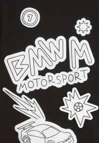 Text BMW Motorsport so štýlovými hviezdami, odznakom s číslom 1, bleskami a ilustráciou pretekárskeho auta na čiernom pozadí.