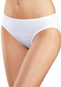 Weiße Baumwollunterwäsche mit strukturiertem Stoff, mittelhoher Passform und glatten Kanten, ausgestattet mit minimalen Nähten und einem weichen Bund.