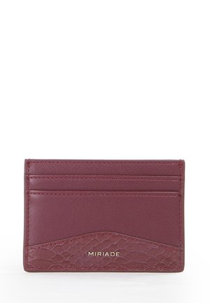 Portacarte in pelle bordeaux con dettagli lisci e lavorati, dotato di molteplici scomparti per carte e logo del marchio in rilievo sulla parte anteriore.