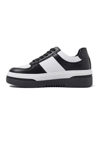 Sneaker bianca e nera con tomaia in pelle testurizzata, suola intermedia bianca chunky e suola in gomma con dettagli rigati.