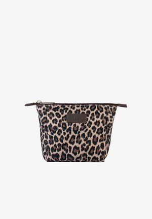 Kleine Tasche mit Reißverschluss, braun-beiges Leopardenmuster und dunklem braunen Etikett auf weißem Hintergrund.