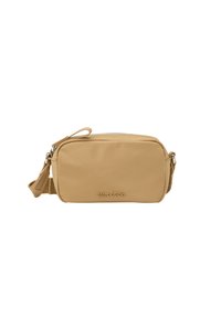 Borsa a tracolla in pelle marrone chiaro di forma rettangolare, con chiusura a zip, tracolla regolabile e logo impresso sul davanti. Texture liscia.