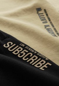 Next SUBSCRIBE HEAVYWEIGHT SHORT SLEEVE AND WIDE LEG JOGGERS SET - Verryttelyhousut - black stone
