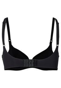 Svart bh med en slät, matt yta. Har justerbara band och en hake-och-öga-stängning bak, med ribbat mönster på insidan.