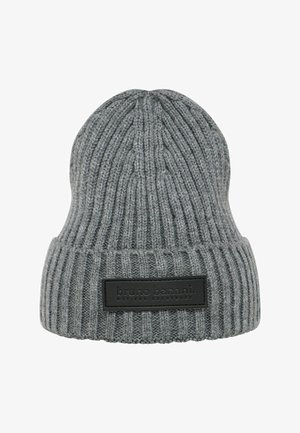 Grijze geribbelde gebreide beanie met een zwart leren label aan de voorkant met de merknaam. Voorzien van een zacht, textuurgegeven materiaal en een afgeronde top.