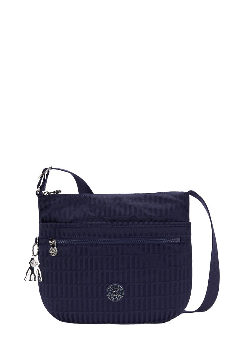 Borsa a tracolla in nylon blu navy con superficie texturizzata, una tasca con zip, cinturino regolabile e dettaglio con charm metallico. Logo rotondo impresso sulla parte anteriore.