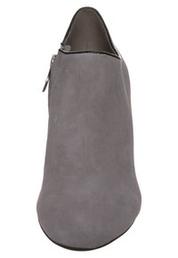 Chaussure à talon haut en suede gris avec un bout pointu, dotée d'une fermeture éclair sur le côté et d'une texture lisse. Aucune motif ou accent visible.