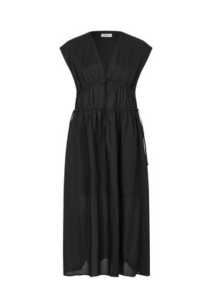 Robe noire, longueur genou en tissu léger avec décolleté en V, manches courtes et taille froncée avec lien ajustable. Design simple et fluide.