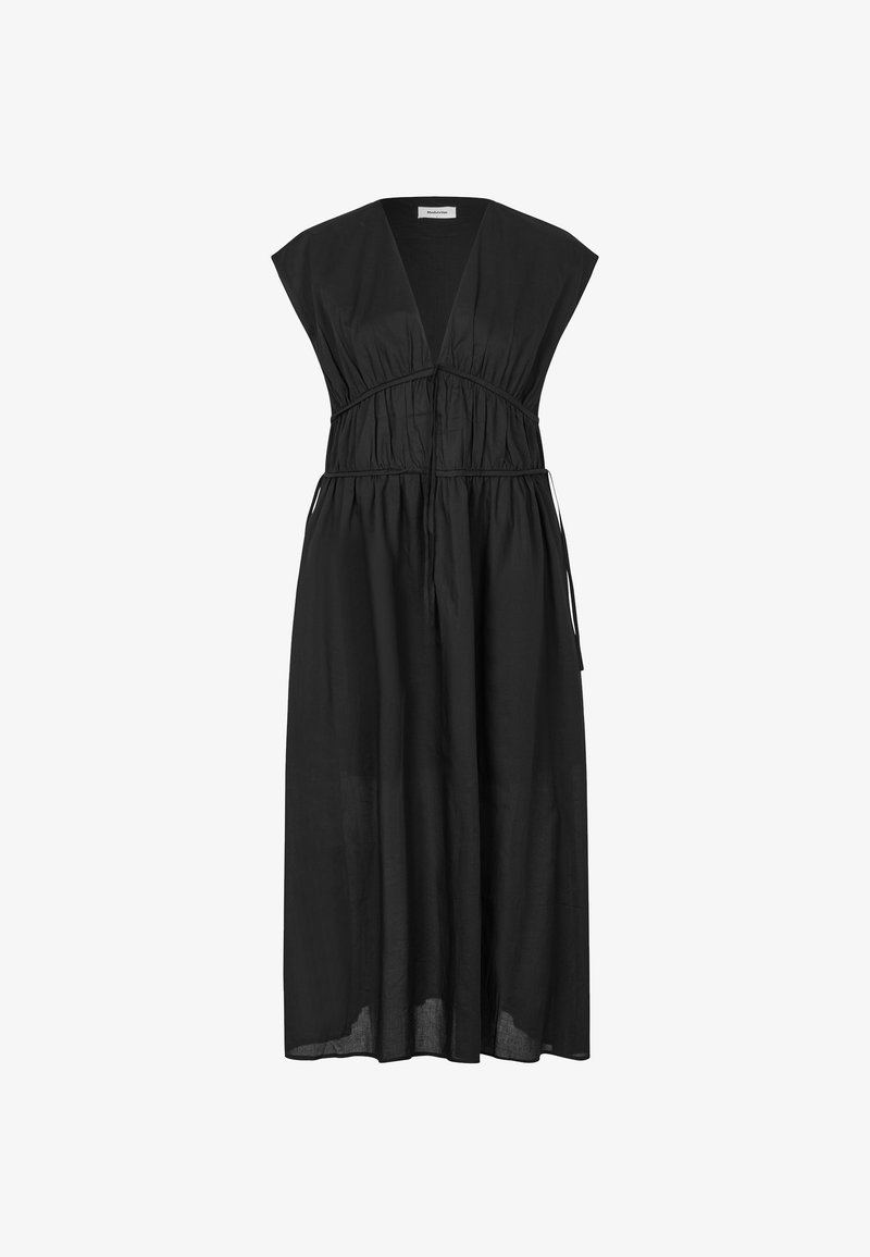 Rochie neagră, până la genunchi, dintr-un material ușor, cu decolteu în V, mâneci scurte și talie strânsă cu un laț ajustabil. Design simplu și fluid.