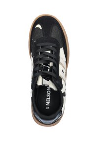 Zwart-witte koeienprint sneaker met een suède textuur, voorzien van zwarte veters, witte leren strepen en een gumrubberen zool. Maat 37.