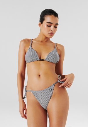 Set di bikini a strisce con top triangolare e spalline regolabili, fascia centrale e parte inferiore coordinata con lacci laterali e dettaglio del logo.
