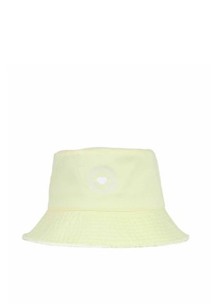 Hellgelber Eimerhut mit breiter Krempe und weißer runder Stickerei mit einem Herz und Zahlen auf der Vorderseite.